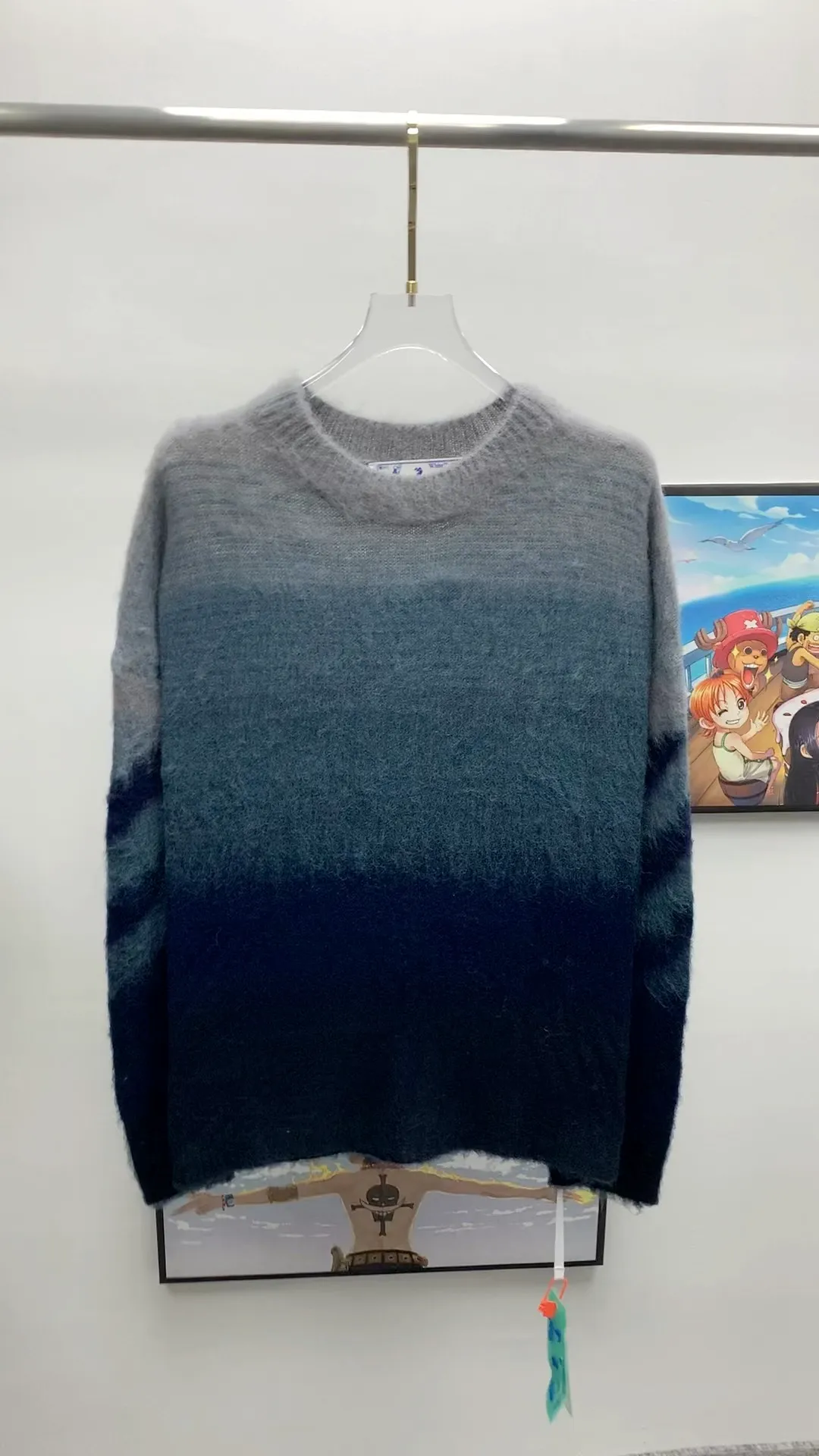 Frontal real shot video——New top tested version OFFWHITE (OW) gradient mohair striped arrow sweater hoodie gradient rendering arrow couple sweater Mohair (English Mohair; Turkish: MUKHYAR) refers to the coat of Angora goats, also known as Angora goat hair. The name comes from Turkish, meaning "the best hair". It has good elasticity, pressure resistance and special luster. It is an excellent raw material for making plush fabrics and one of the most advanced animal textile fiber raw materials in the world market. Mohair has a shape similar to long wool. The fiber surface is smooth, strong luster, high strength, good elasticity, less curl, and easy to wash. Mohair can be used in jacquard blankets, long-haired coats and high-gloss wool fabrics. Mohair sweaters from ow are released every year🛒 The same style and ever-changing colors. There is really no girl who doesn’t love it. It is super suitable for wearing under a down jacket in winter without being bulky! If the lower body is missing, their favorite os version🙋🏻‍♀️ intuitively adds natural softness and fairy beauty effect, which is the best choice! The upper body is lightweight and does not weigh down the body while keeping warm. The sleeves and the gradient arrow parts on the back are repeatedly patterned until the gradient level is satisfied before large-scale products are released. The craftsmanship is extremely demanding. Each sweater is woolen at least ten times to give it a plush, thick feel and good fluffiness! ✅ Fabric composition: 50% mohair 32 spandex 18% wool, three-level anti-pilling Color: black and white gradient Sizes Mohair is lighter and softer, so be careful not to machine wash it, not machine washable! ! emphasize! !  ⚠️Hand wash with warm water and cold water P:440